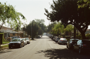 Nachbarschaft mit Autos am Straßenrand